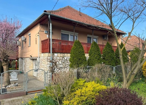 Elad� 170 nm-es h�z Poroszl�