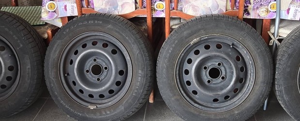 Eladó 175/65 R14 Pirellinyári gumi szett felnire szerelve.