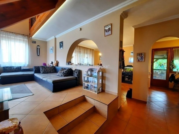 Elad� 175 nm-es h�z �jharty�n