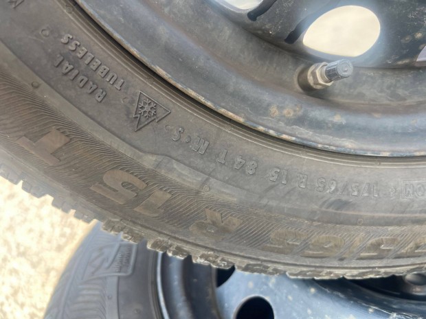 Eladó 176/65 r15 téligumi garnitúra acél felnivel (Toyota)