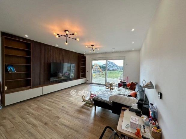 Elad� 180 nm-es h�z Albertirsa