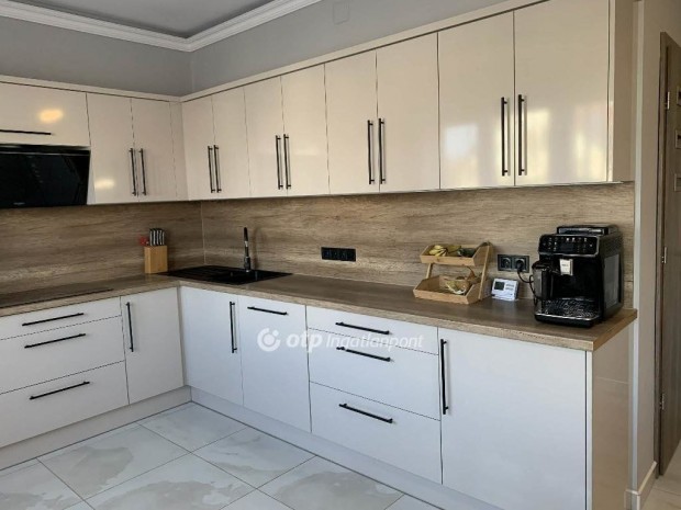 Elad� 180 nm-es h�z Cegl�d