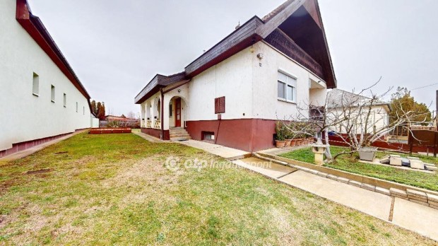 Elad� 180 nm-es h�z Nagyk�ll�