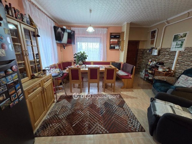 Elad� 182 nm-es h�z B�cs