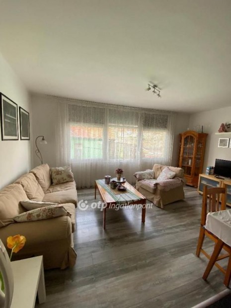 Elad� 182 nm-es h�z P�cs