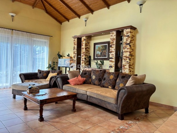 Elad� 185 nm-es h�z Als�n�medi