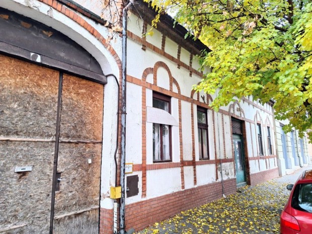 Elad� 187 nm-es Fel�j�tand� Csal�di h�z H�dmez�v�s�rhely