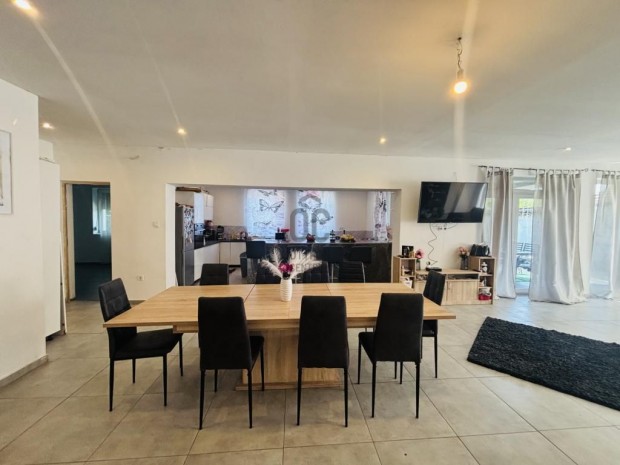 Elad� 187 nm-es h�z Cegl�d