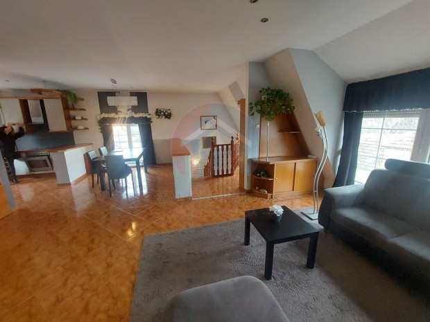 Elad� 189 m2 csal�di h�z, Fert�d