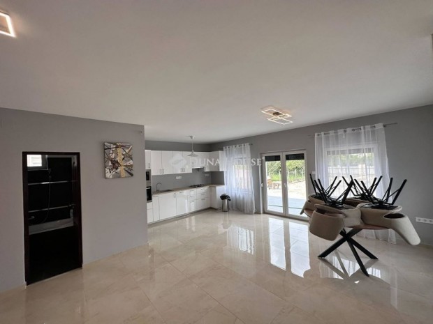 Elad� 189 nm-es lak�s Dunavars�ny