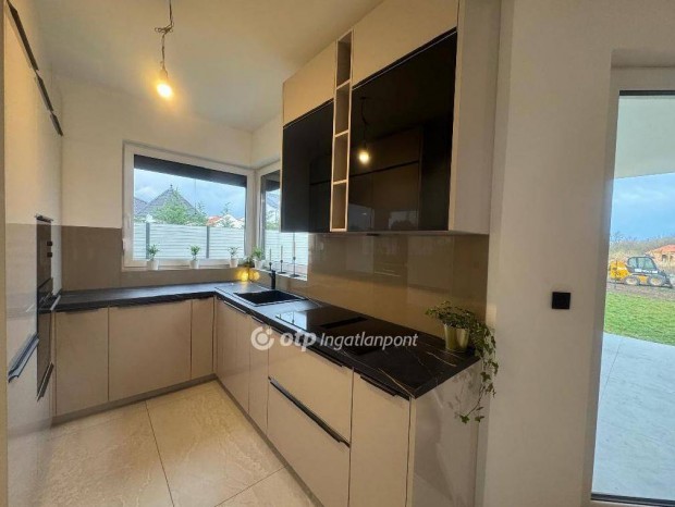 Elad� 190 nm-es h�z Velence #5132132