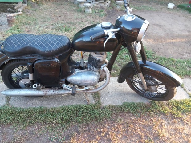 Elad 1956-os JAWA 250 - es vetern motor