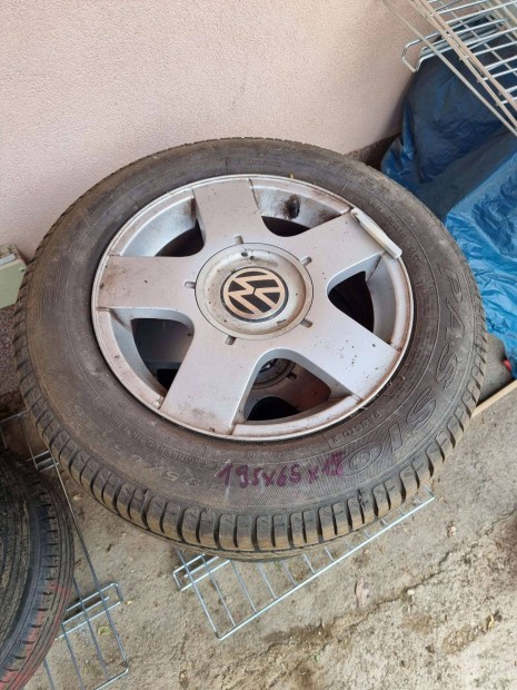 Eladó 195 / 65 R 15 autógumi felnivel együtt+1 gumi ajándék