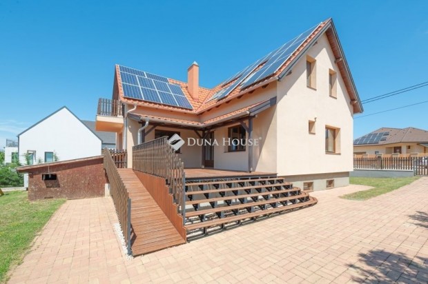 Elad� 195 nm-es h�z Nemesv�mos