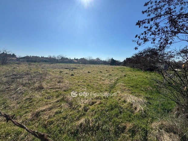 Elad� 1960 nm-es telek Poroszl�