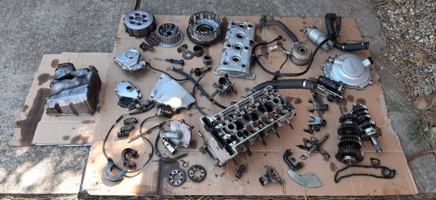 Elad� 1999-2002 Yamaha R6 Alkatr�szek egyben �r alatt