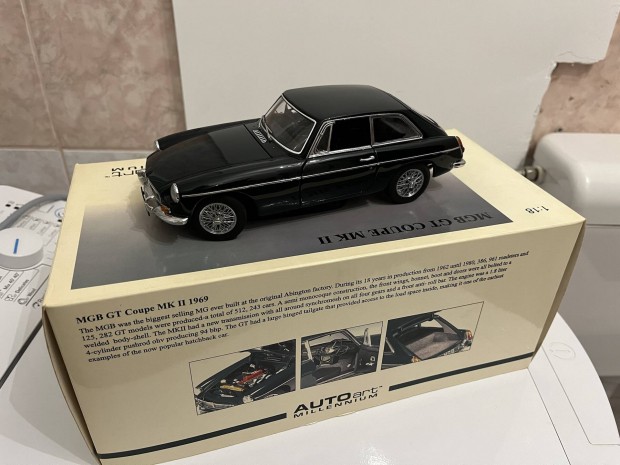 Elad 1:18 Autoart MGB GT Coupe MK II