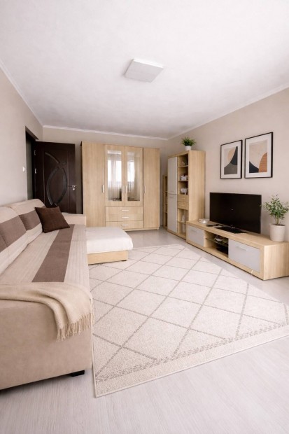 Elad� 1+2 f�lszob�s belv�rosi lak�s