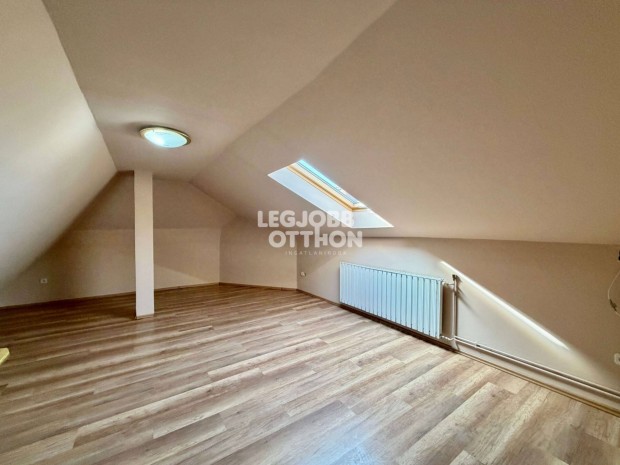 Elad� 1. emeleti t�gla falazat� lak�s Cegl�d k�zpontj�ban