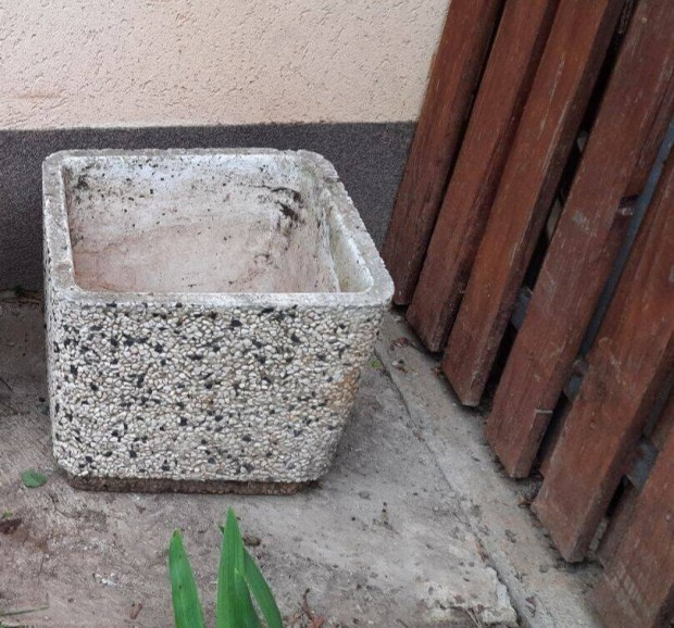 Eladó 1db 40x40x35 cm beton virágtartó