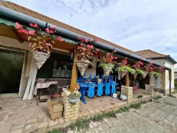 Elad� 200 nm-es Fel�j�tott Csal�di h�z Kaposm�r�