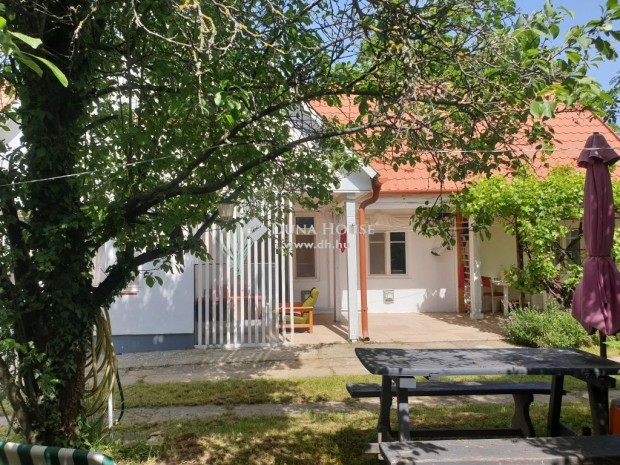 Elad� 200 nm-es h�z Balatonsz�rsz�