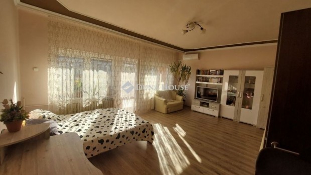 Elad� 200 nm-es h�z Kakasd