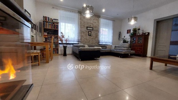 Elad� 200 nm-es h�z Kis�jsz�ll�s