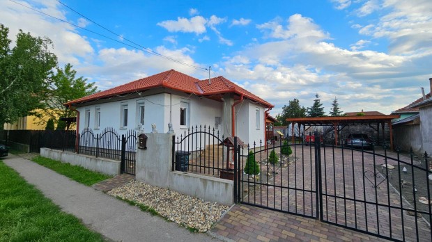 Elad� 2022-ben �p�lt csal�di h�z J�sz�roksz�ll�son!