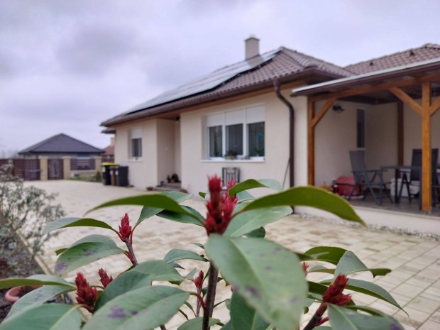 Elad� 2023- ba �p�lt Csal�di h�z Gy�rszemere