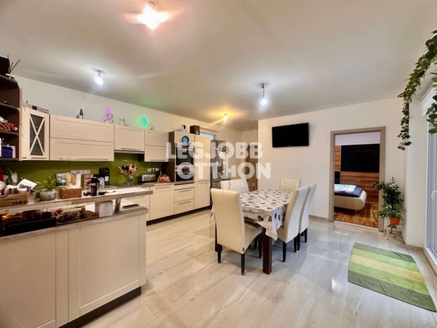 Elad� 2023-ban bel�l teljesk�r�en fel�j�tott csal�di h�z Cegl�den