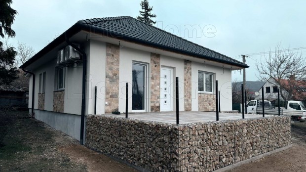 Elad� 2026-ban �p�lt, egyszintes CSAL�DI H�Z Vonyarcvashegyen.