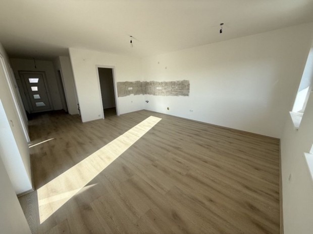 Elad� 203 nm-es �j �p�t�s� t�gla lak�s Paks