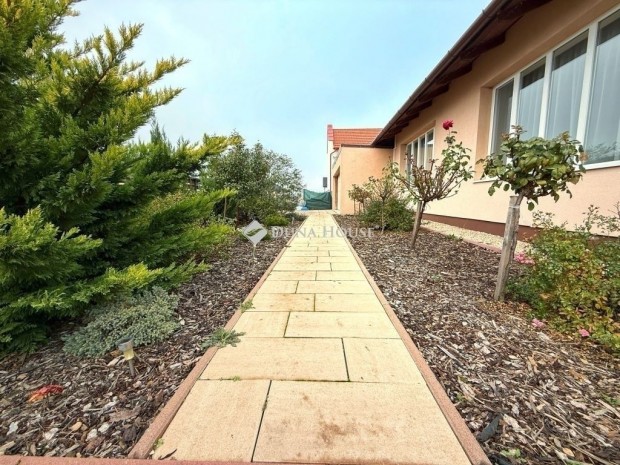 Elad� 205 nm-es h�z Velence