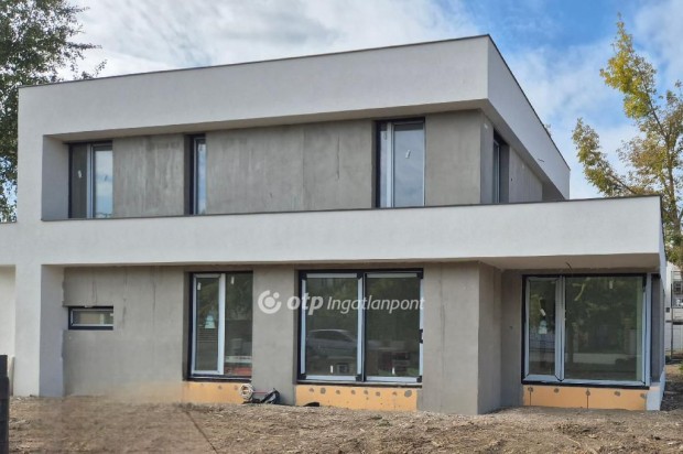 Elad� 207 nm-es h�z Szeged