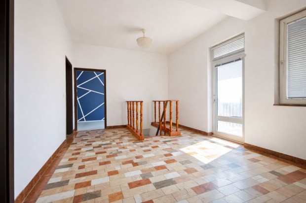 Elad� 208 nm-es h�z Sz�kesfeh�rv�r