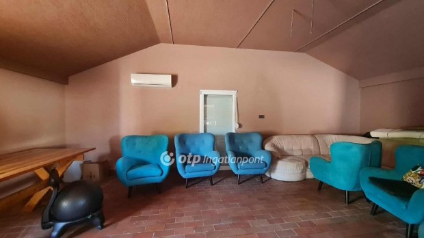 Elad 210 nm-es jszer llapot Csaldi hz Kiskrs Kzpcebe