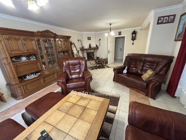 Elad� 210 nm-es h�z Ny�regyh�za