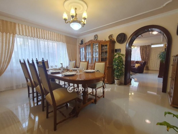 Elad� 214 nm-es h�z Fels�zsolca