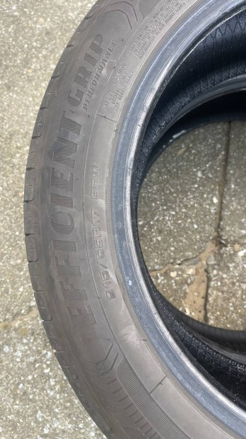 Eladó 215/55 R17 nyári gumi 1 db