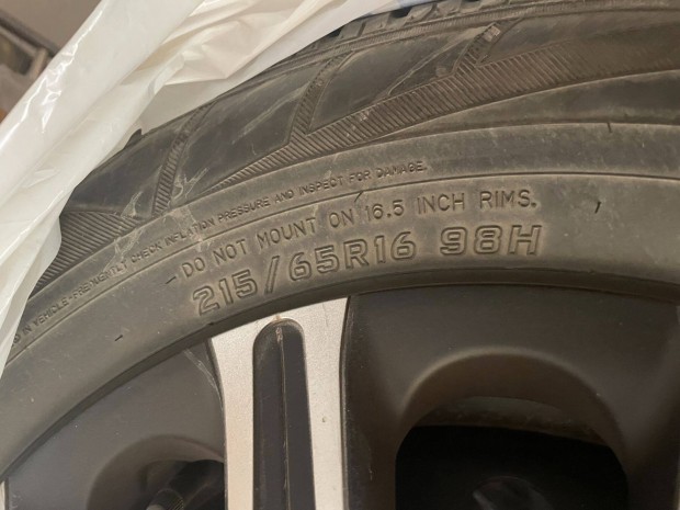 Elad 215/65 R16 Tligumi szett dsztrcsval