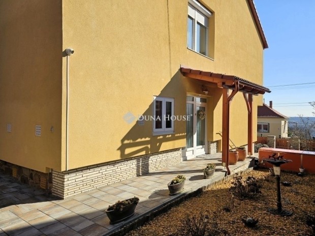 Elad� 215 nm-es h�z P�cs