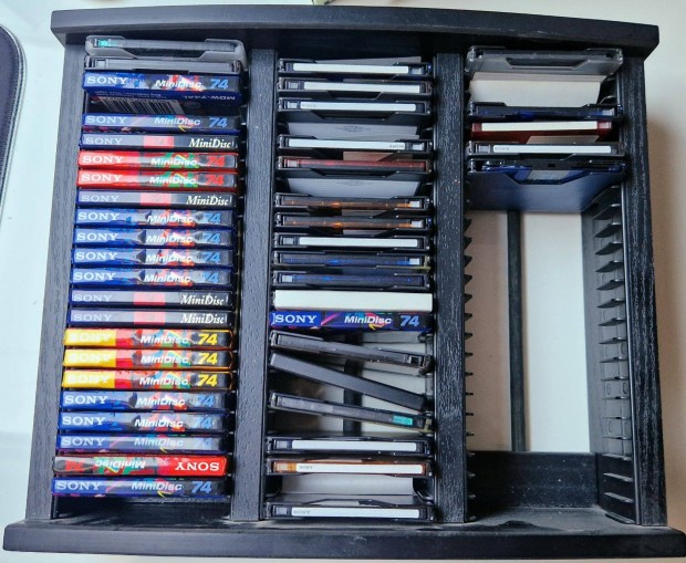 Eladó 21db bontatlan és 80 db használt Minidisc lemez tartóval