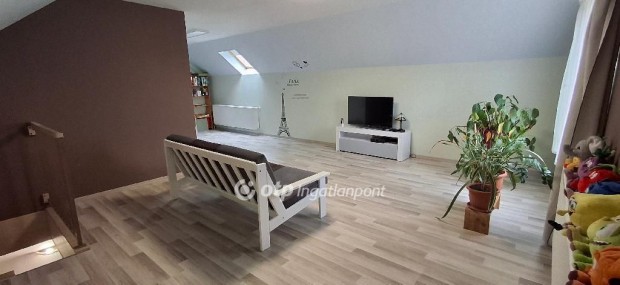 Elad� 220 nm-es h�z Ny�regyh�za