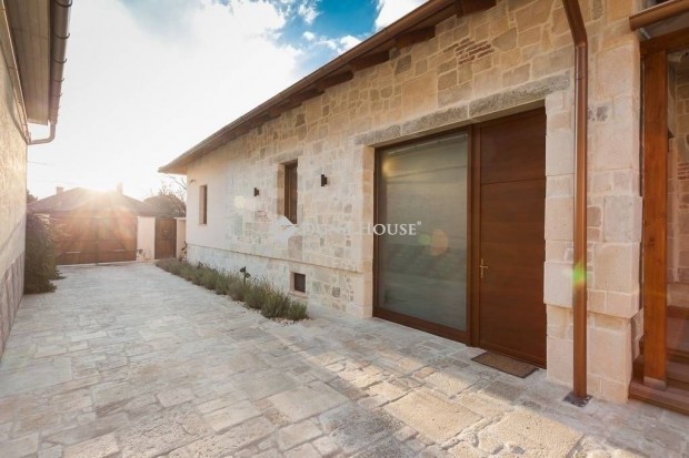 Elad� 220 nm-es h�z Taksony