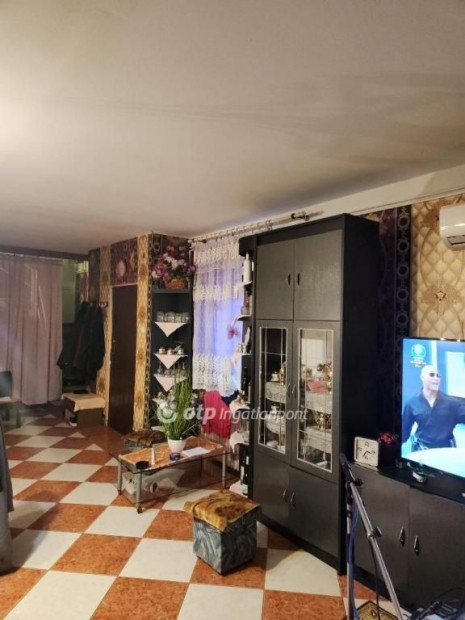 Elad� 230 nm-es h�z Szigetszentmikl�s