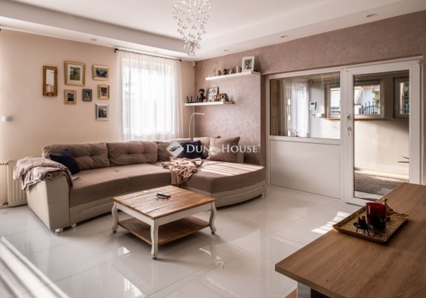 Elad� 232 nm-es h�z Balatonalm�di