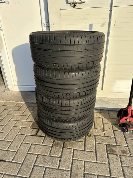 Eladó 235/40 r19 szett