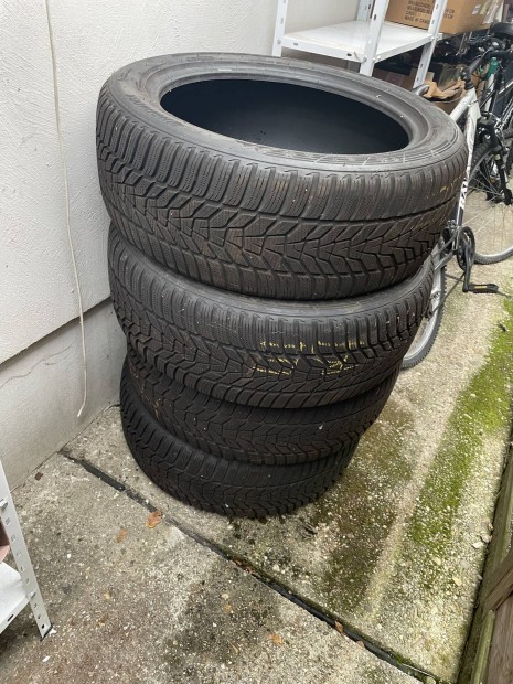Eladó 235/5019" újszerű Hankook téli gumi
