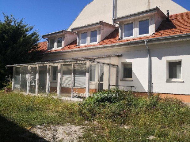 Elad� 235 nm-es h�z Kecskem�t